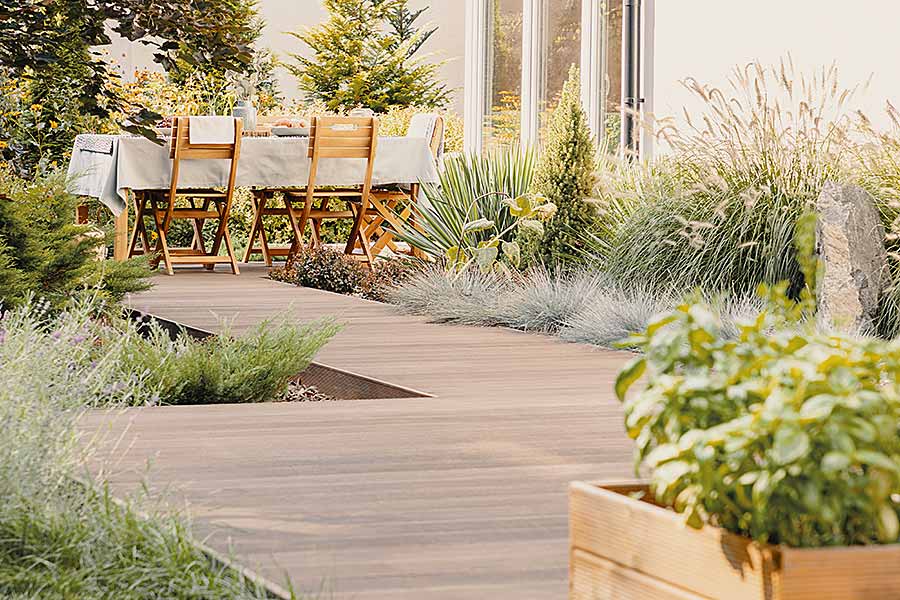 Terrasse mit Sitzmöbeln und Pfanzen